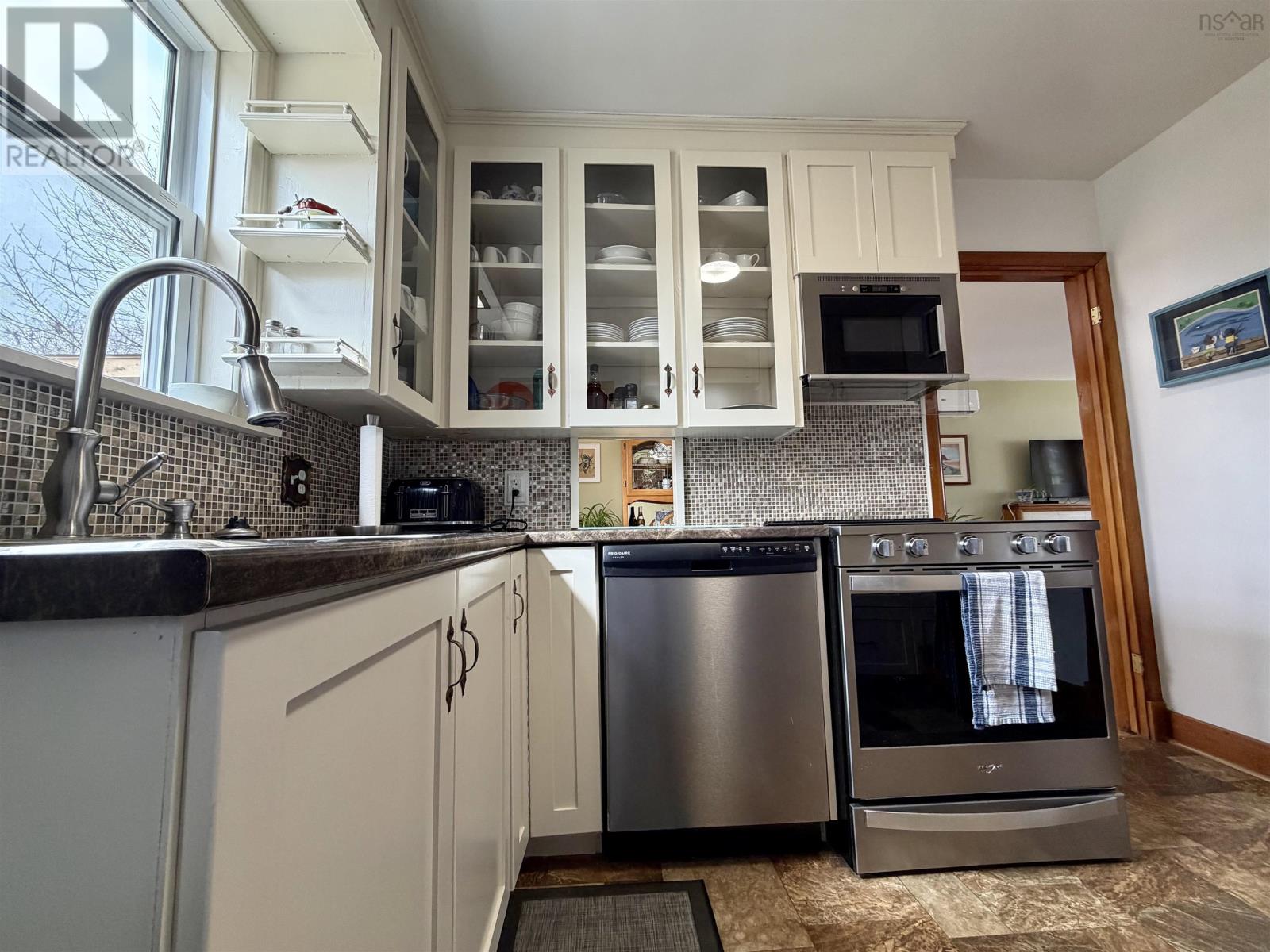 Property 32 of 49 of 80 Roosevelt Avenue