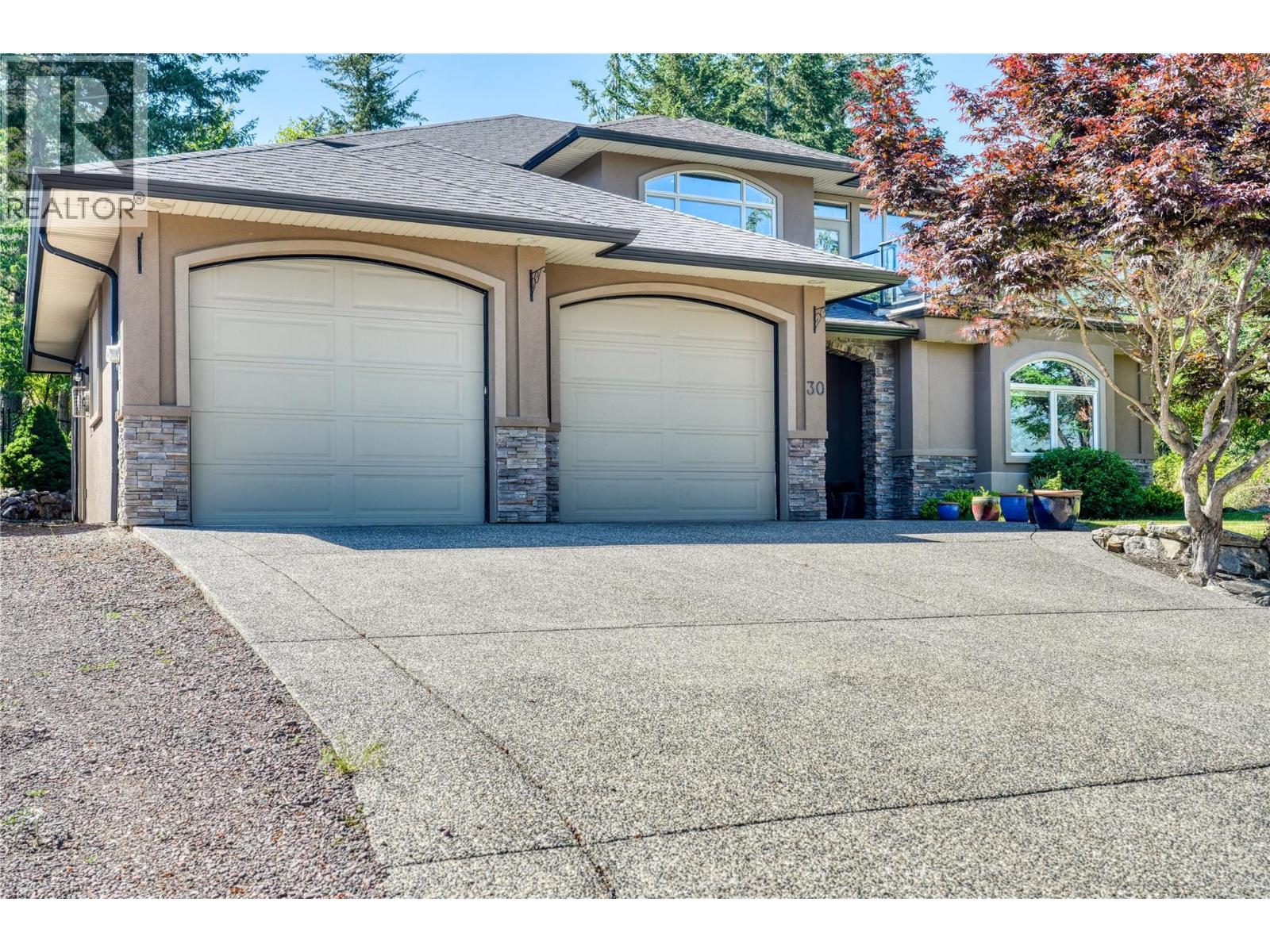 30 40 Kestrel Place, Vernon