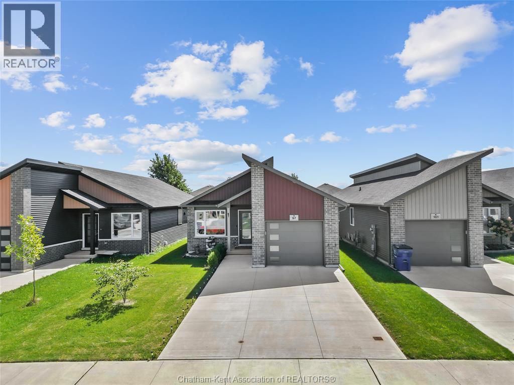 97 Moonstone CRESCENT - 1