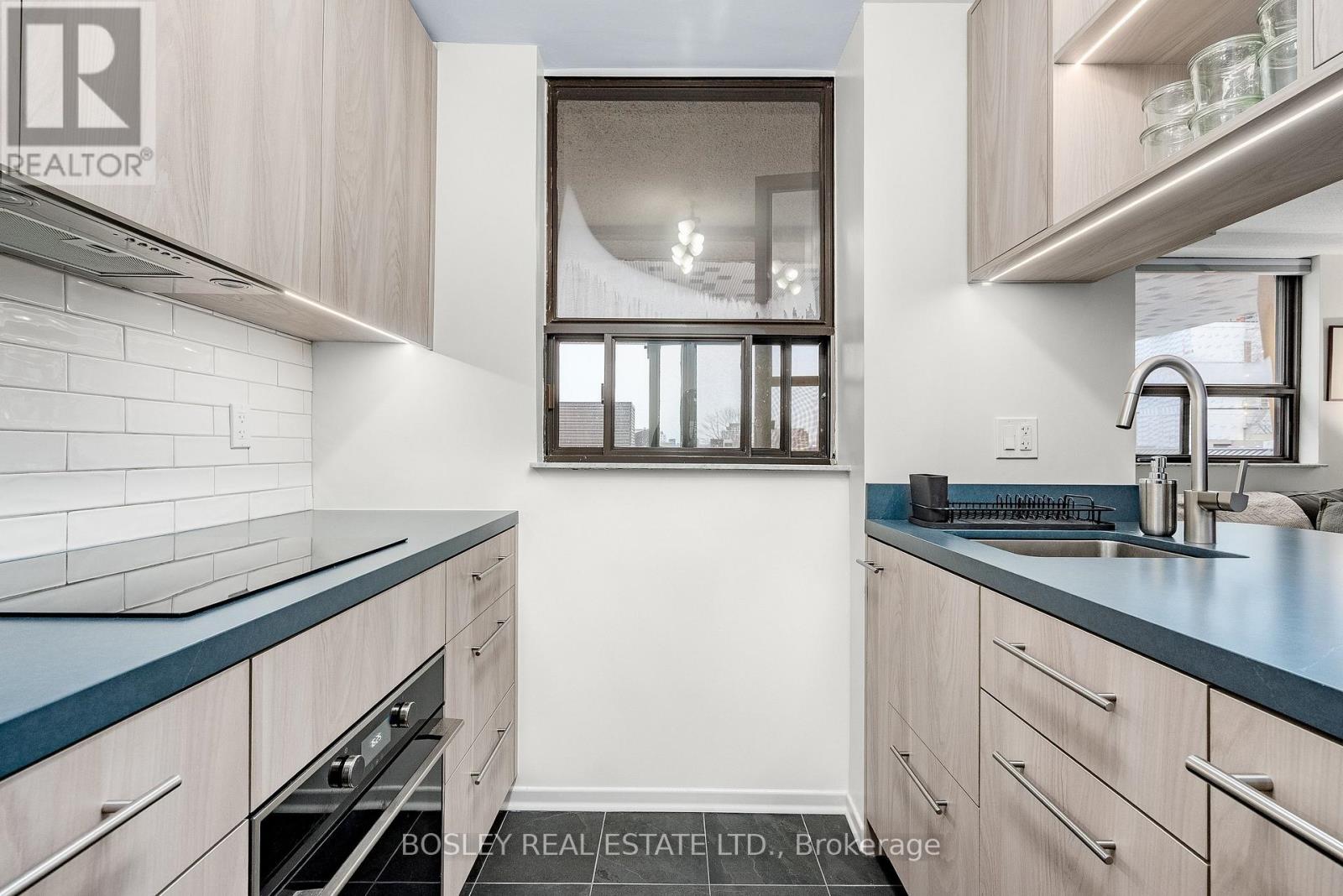 #613 89 MCCAUL STREET W - 12