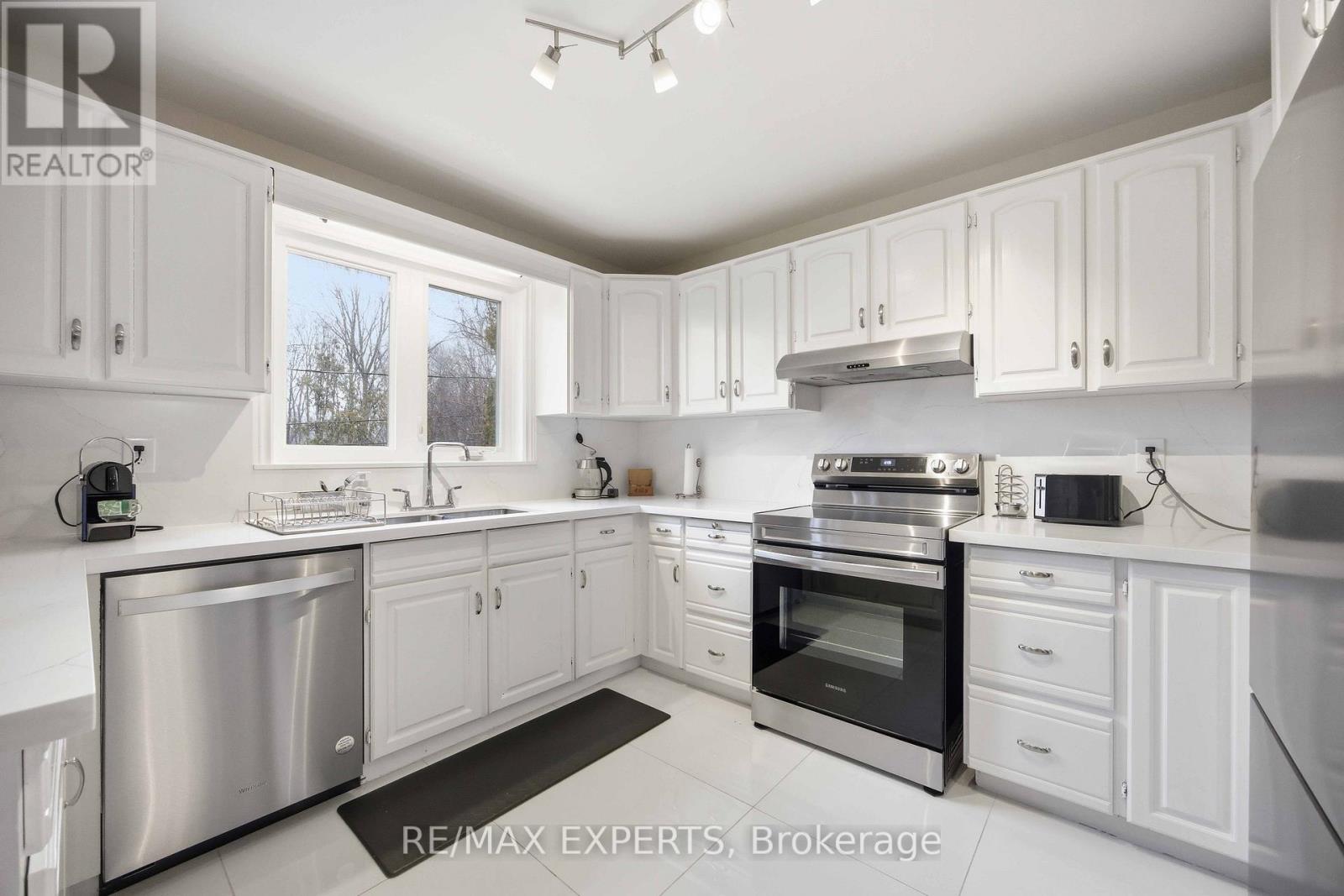 63 RIVERSIDE DRIVE - 13