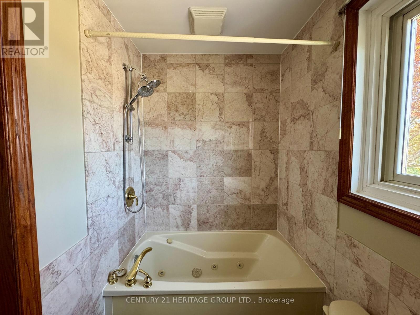 584 ARNHEM DRIVE - 27