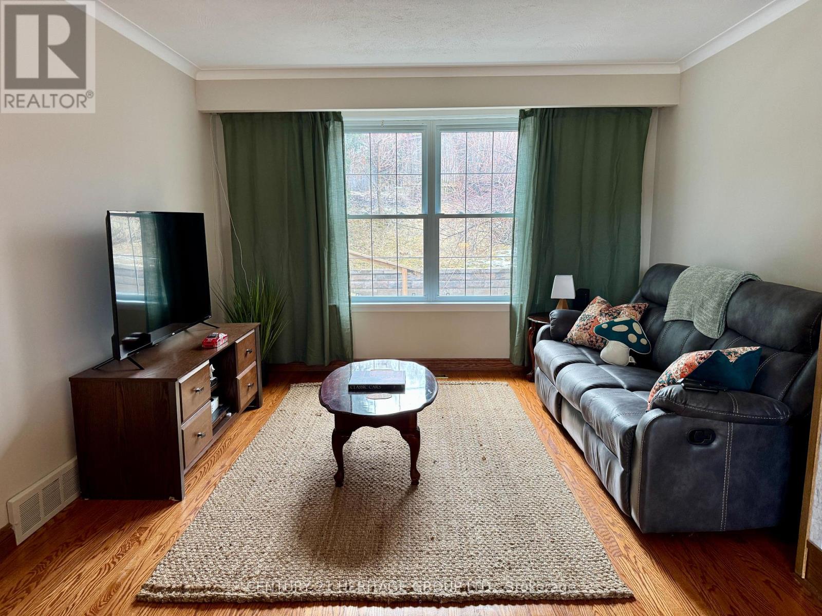 584 ARNHEM DRIVE - 4