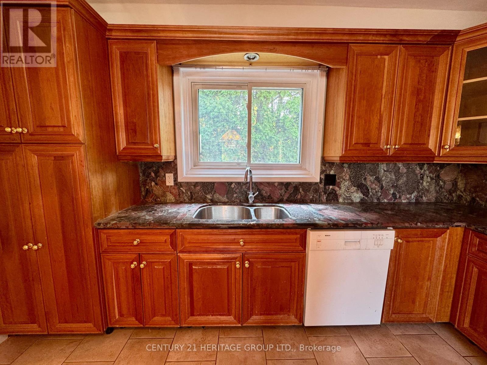 584 ARNHEM DRIVE - 9