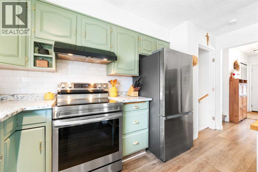 Single Family House 4 Level for Sale in   Avenue SW Canyon Meadows Calgary 