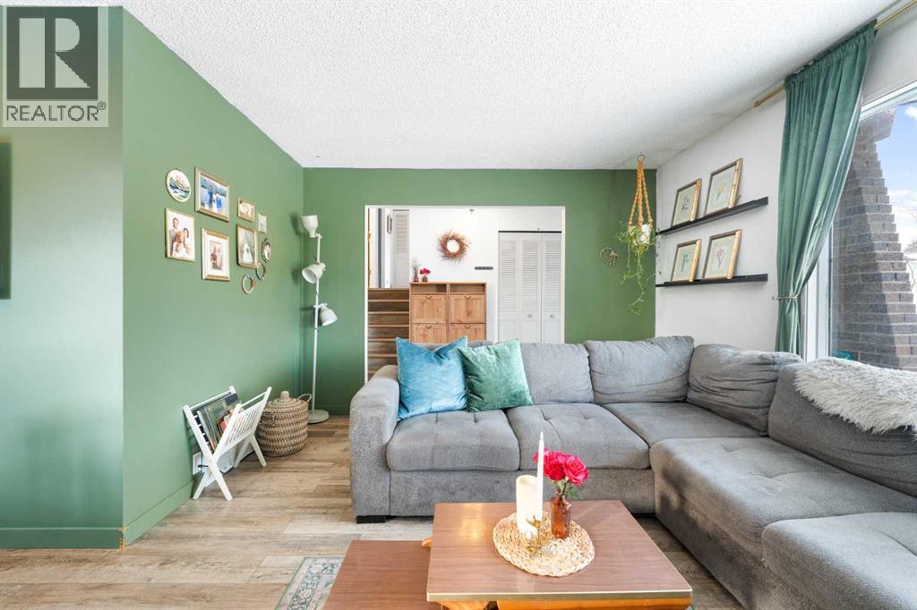 Single Family House 4 Level for Sale in   Avenue SW Canyon Meadows Calgary 