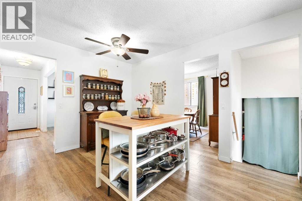 Single Family House 4 Level for Sale in   Avenue SW Canyon Meadows Calgary 