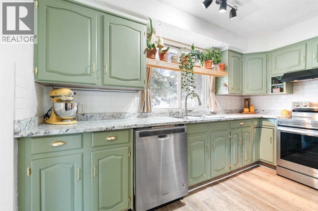 Single Family House 4 Level for Sale in   Avenue SW Canyon Meadows Calgary 