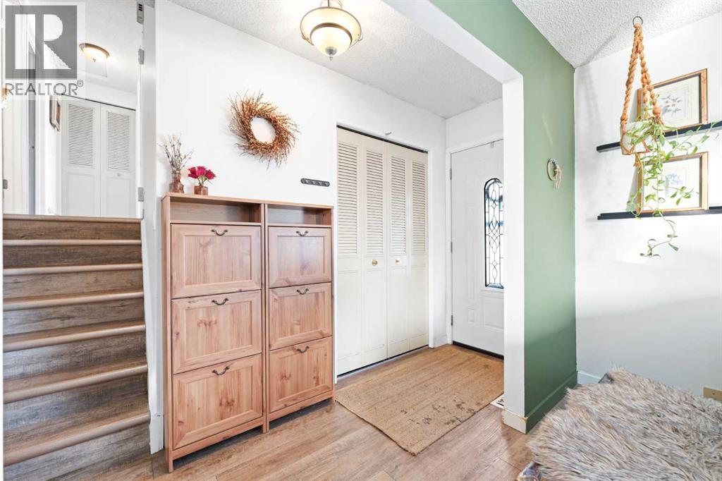 Single Family House 4 Level for Sale in   Avenue SW Canyon Meadows Calgary 