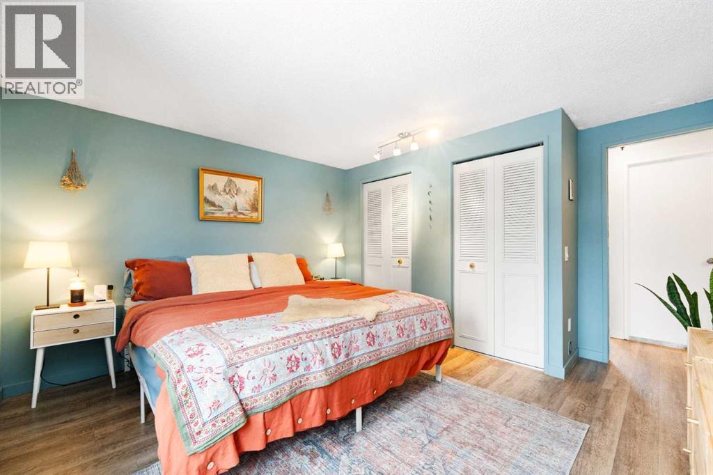 Single Family House 4 Level for Sale in   Avenue SW Canyon Meadows Calgary 