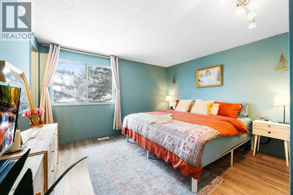 Single Family House 4 Level for Sale in   Avenue SW Canyon Meadows Calgary 