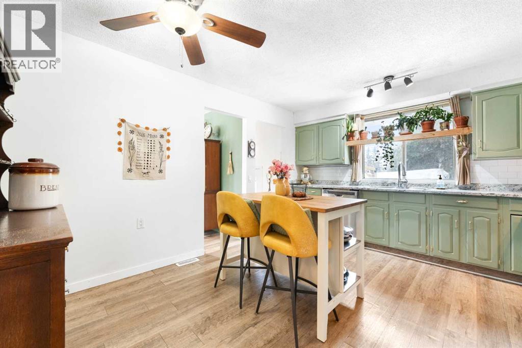 Single Family House 4 Level for Sale in   Avenue SW Canyon Meadows Calgary 