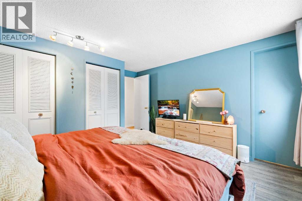 Single Family House 4 Level for Sale in   Avenue SW Canyon Meadows Calgary 