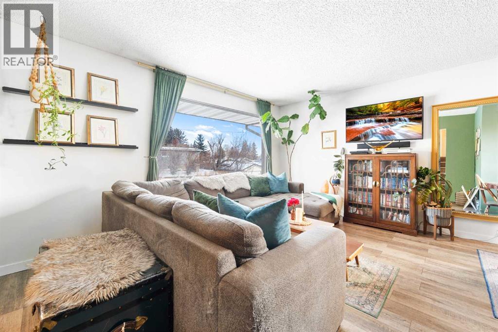 Single Family House 4 Level for Sale in   Avenue SW Canyon Meadows Calgary 