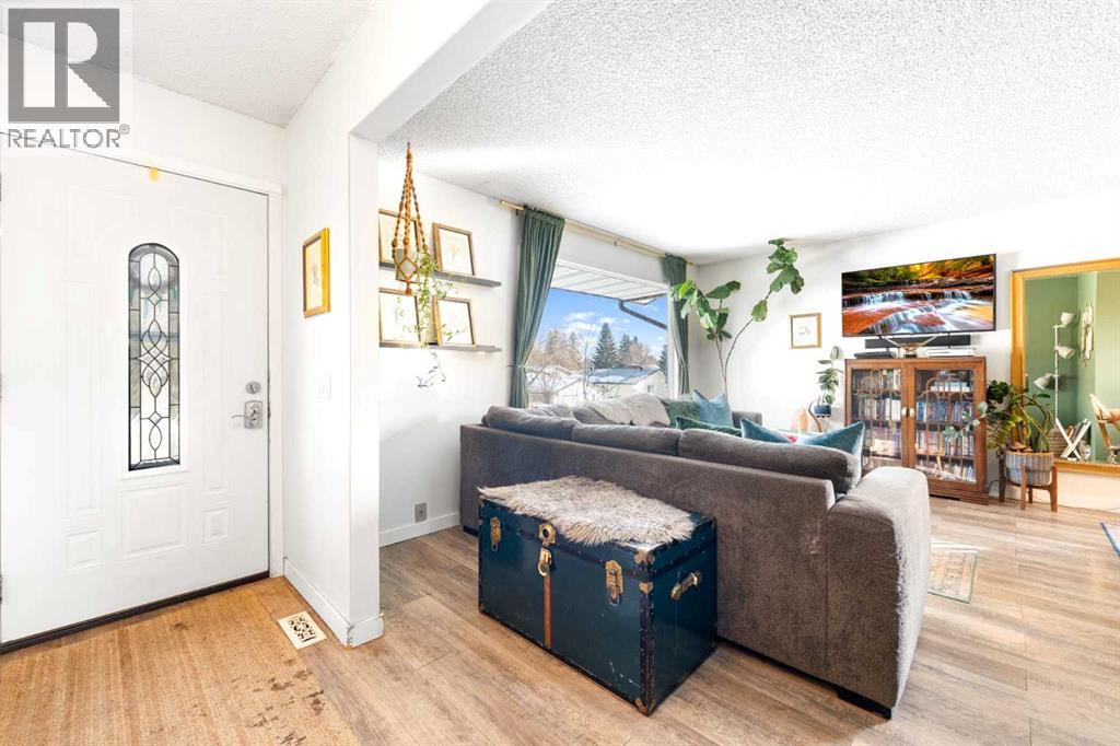 Single Family House 4 Level for Sale in   Avenue SW Canyon Meadows Calgary 