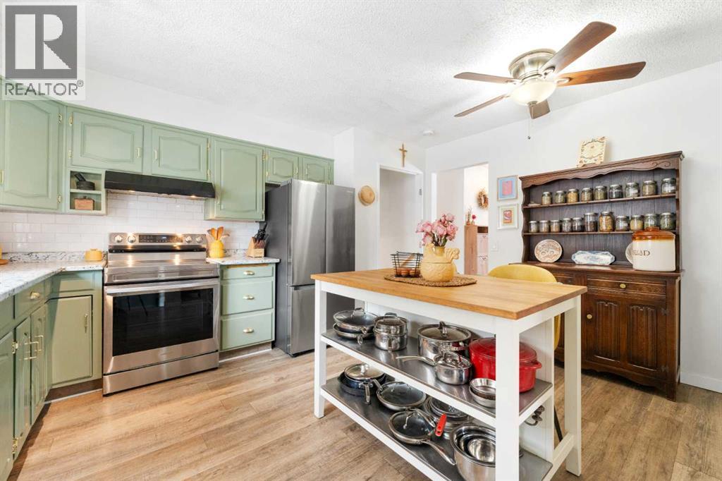 Single Family House 4 Level for Sale in   Avenue SW Canyon Meadows Calgary 