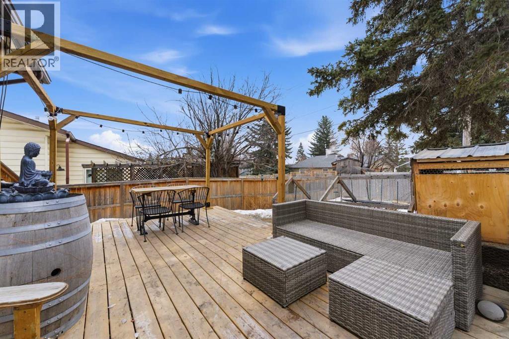 Single Family House 4 Level for Sale in   Avenue SW Canyon Meadows Calgary 