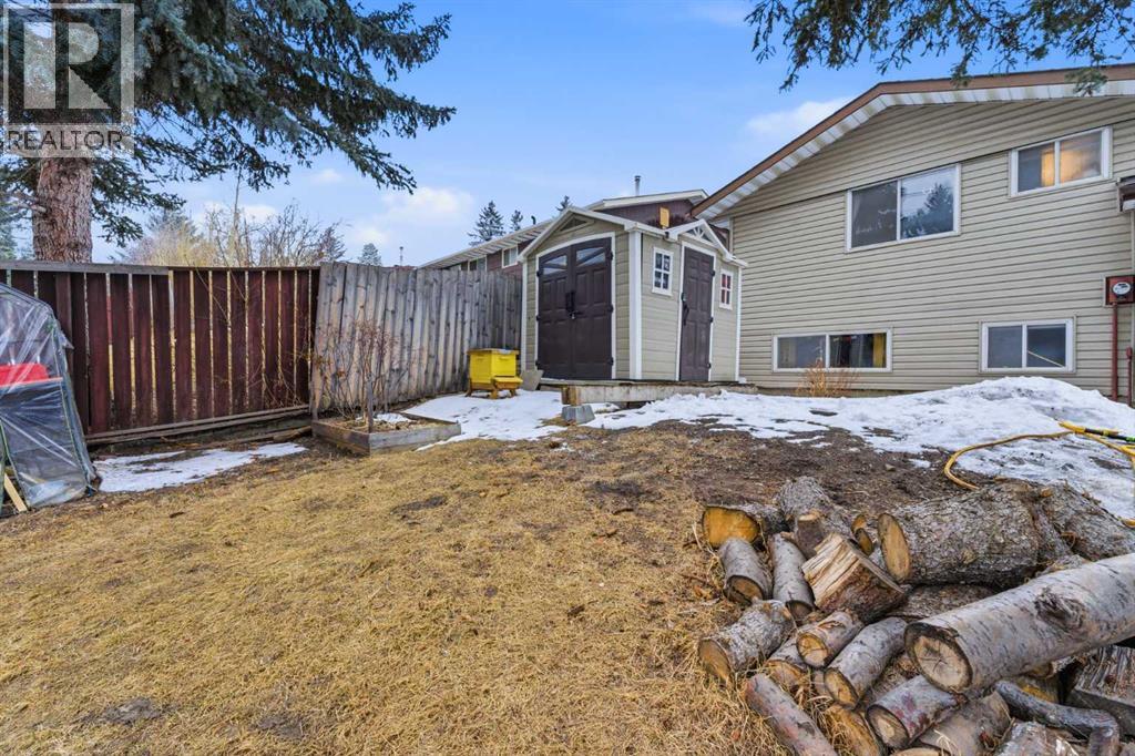Single Family House 4 Level for Sale in   Avenue SW Canyon Meadows Calgary 