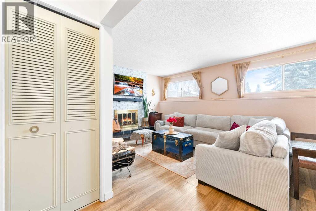 Single Family House 4 Level for Sale in   Avenue SW Canyon Meadows Calgary 