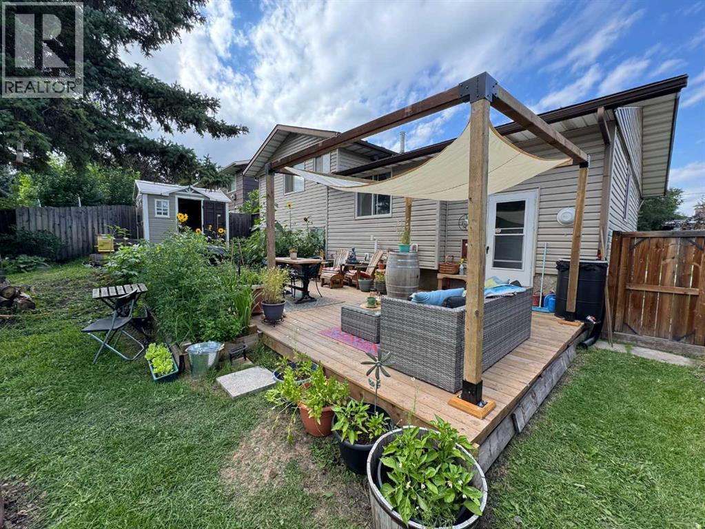 Single Family House 4 Level for Sale in   Avenue SW Canyon Meadows Calgary 