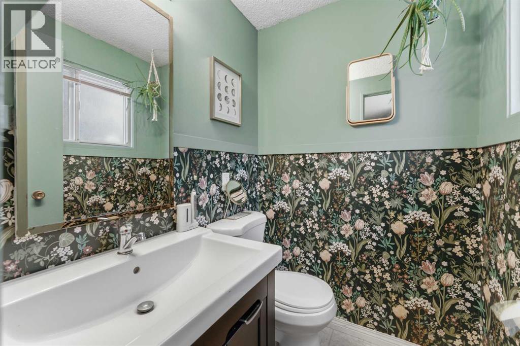 Single Family House 4 Level for Sale in   Avenue SW Canyon Meadows Calgary 