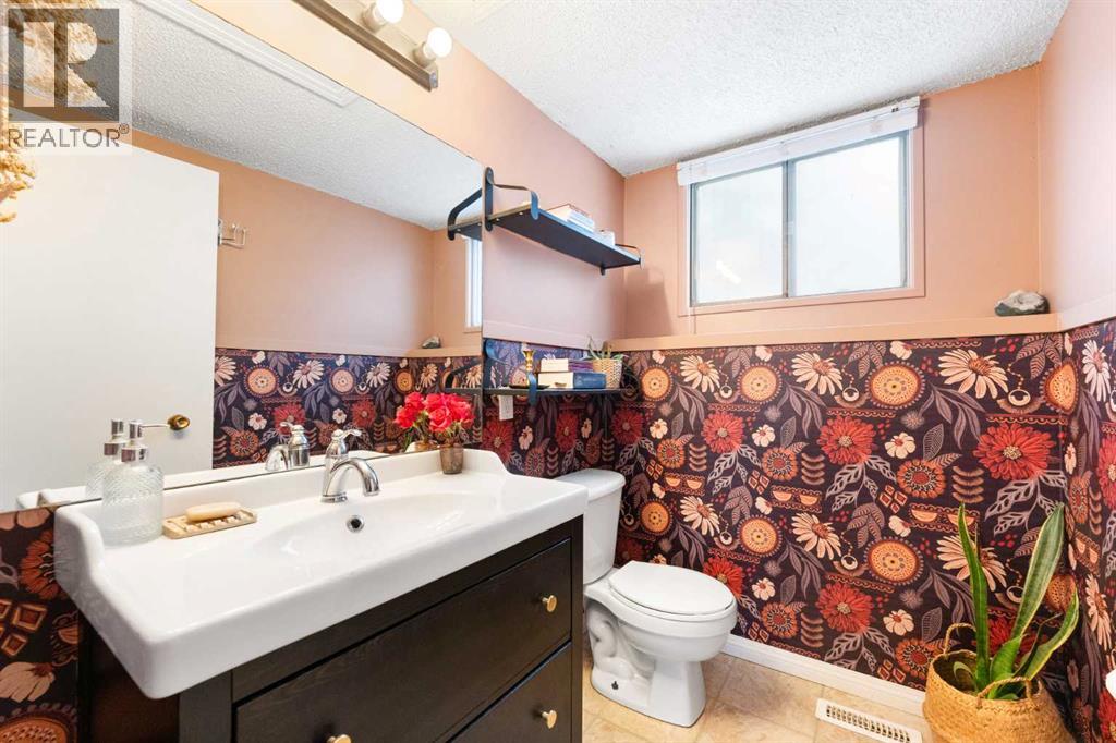 Single Family House 4 Level for Sale in   Avenue SW Canyon Meadows Calgary 