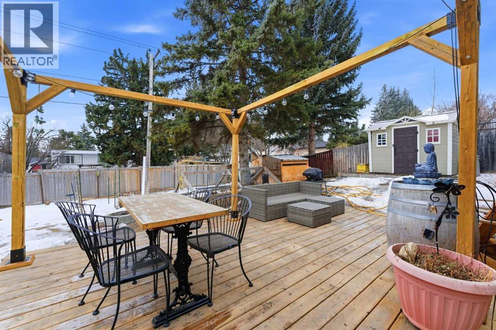 Single Family House 4 Level for Sale in   Avenue SW Canyon Meadows Calgary 