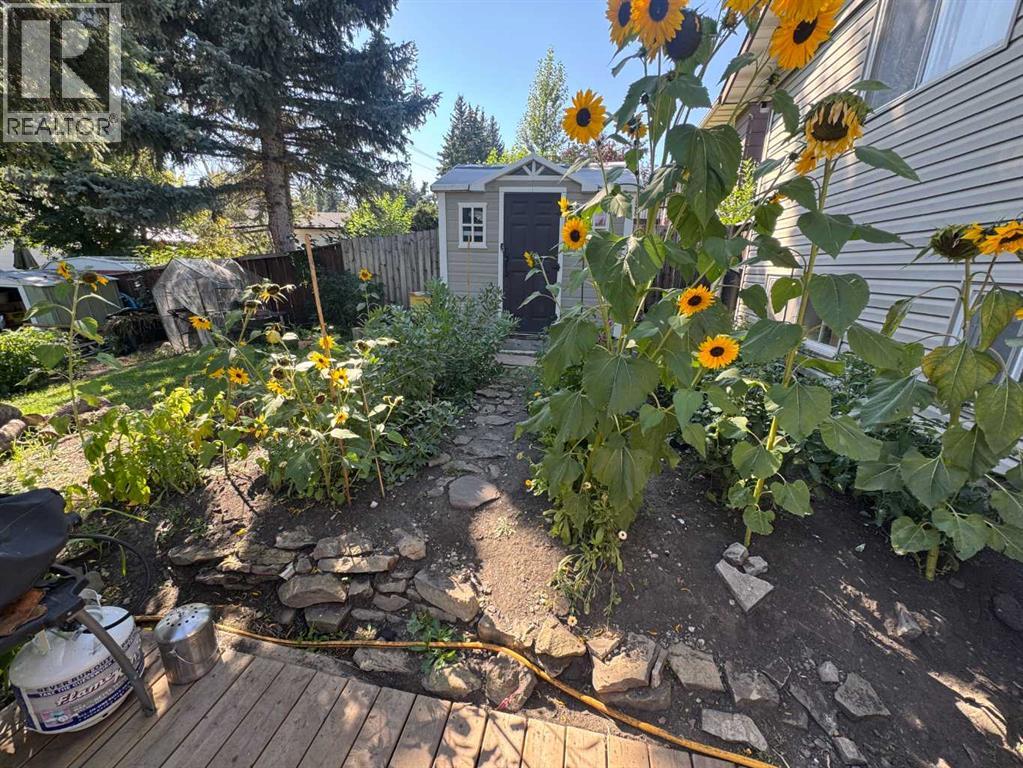 Single Family House 4 Level for Sale in   Avenue SW Canyon Meadows Calgary 