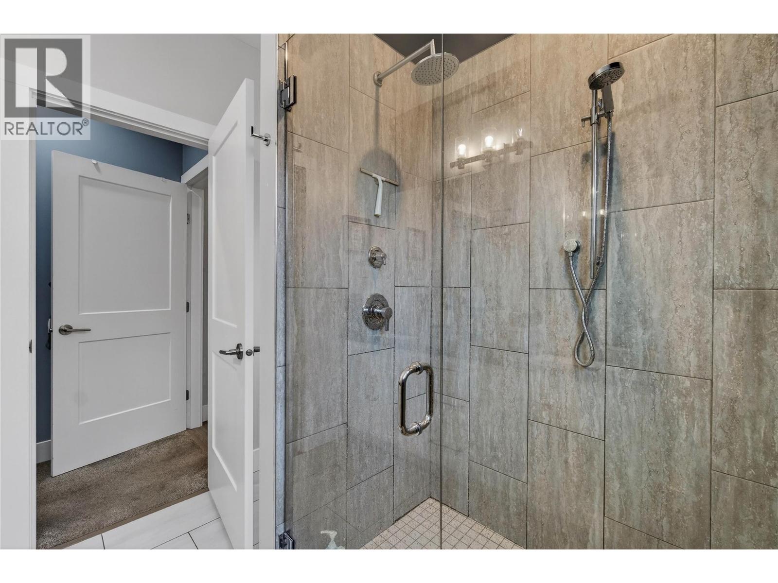 2010 15 Avenue SE, Salmon Arm