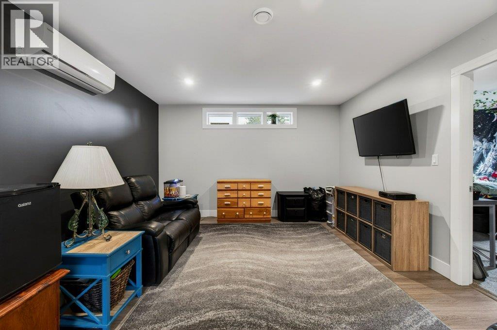 2010 15 Avenue SE, Salmon Arm