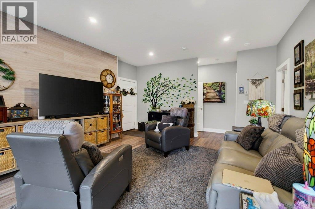 2010 15 Avenue SE, Salmon Arm