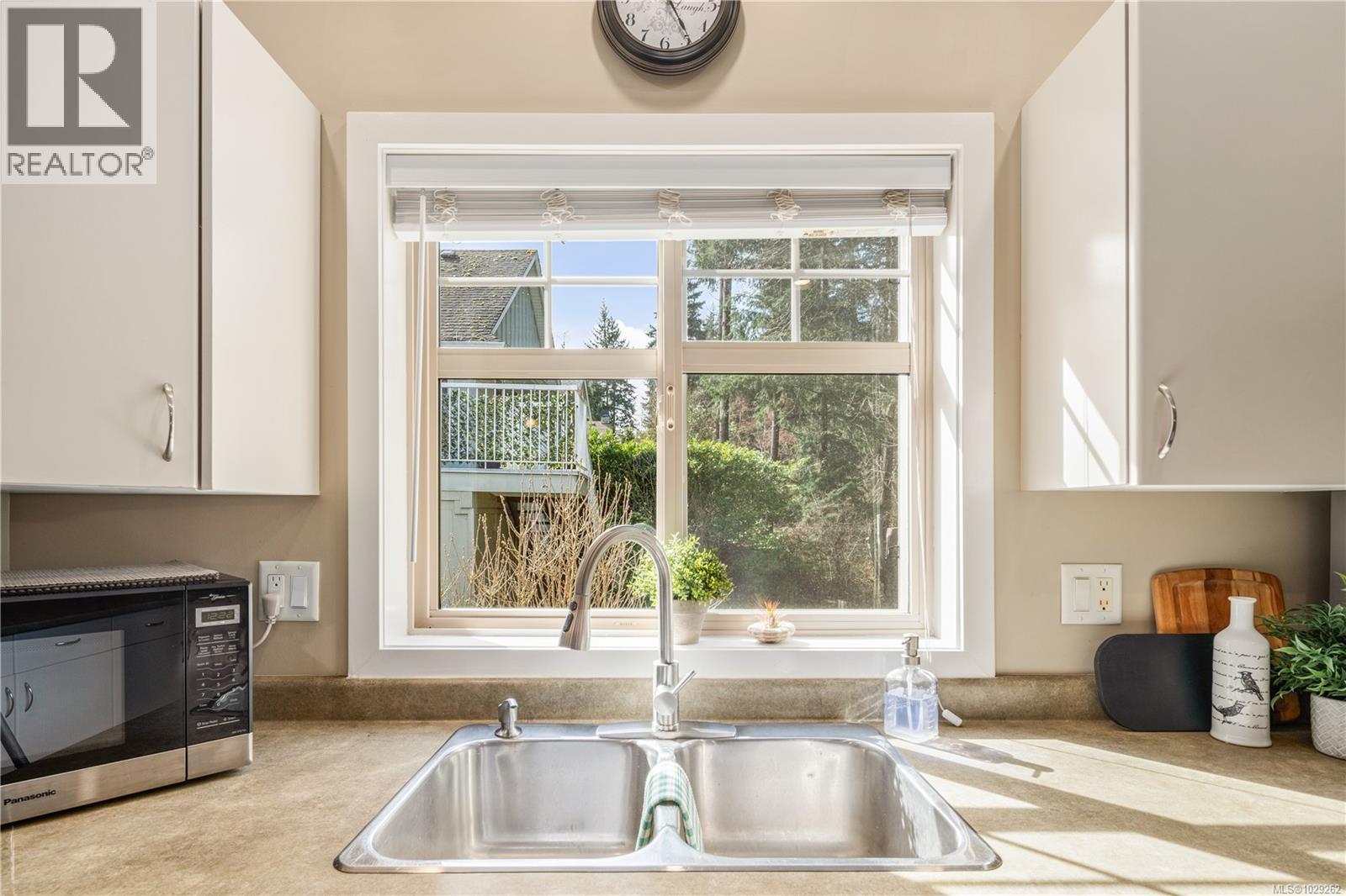 #102 2120 HARROW GATE - 11