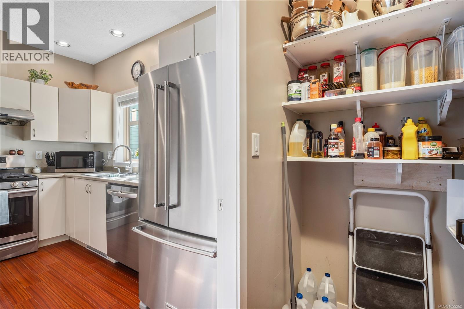 #102 2120 HARROW GATE - 13