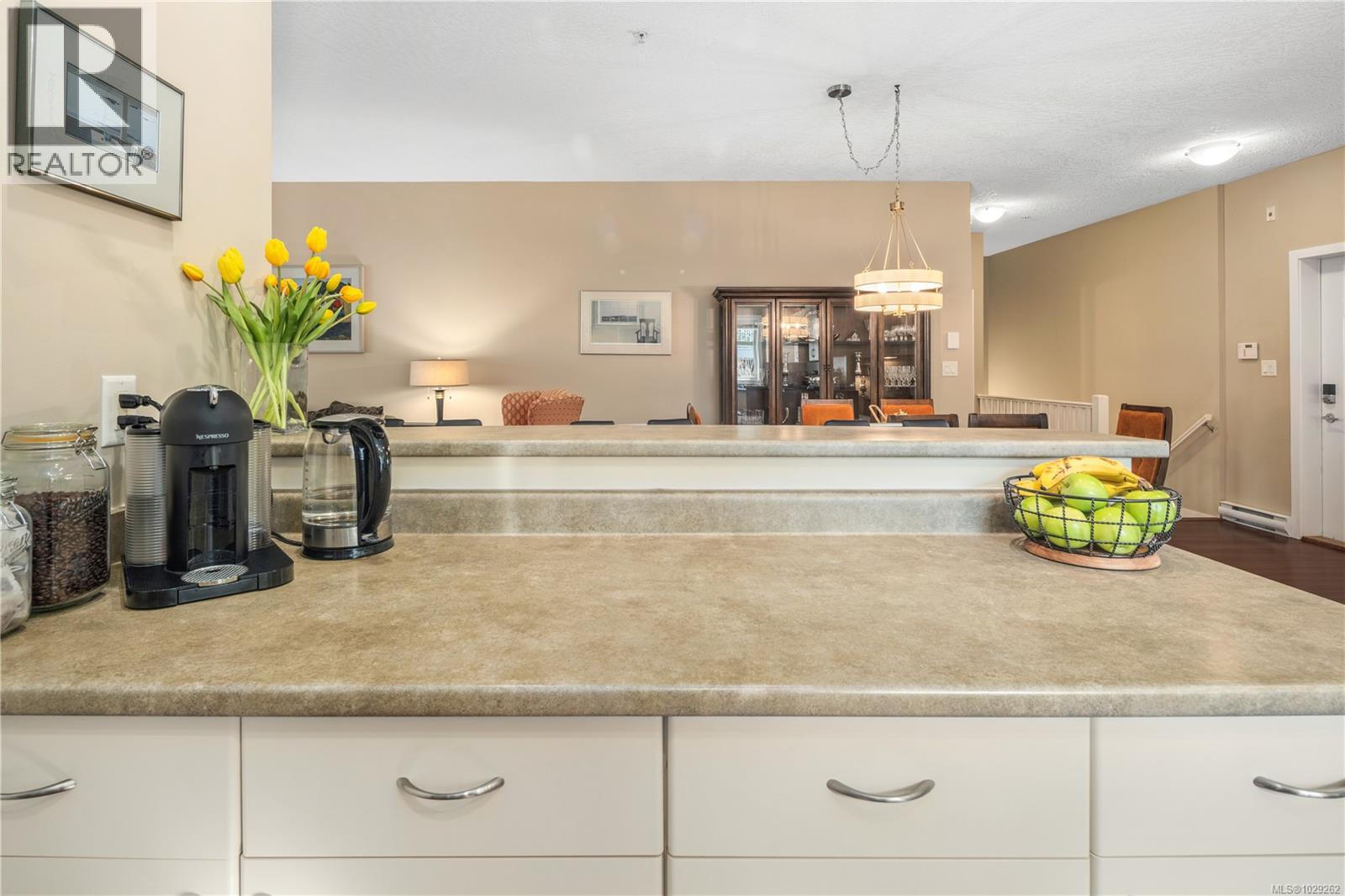 #102 2120 HARROW GATE - 14