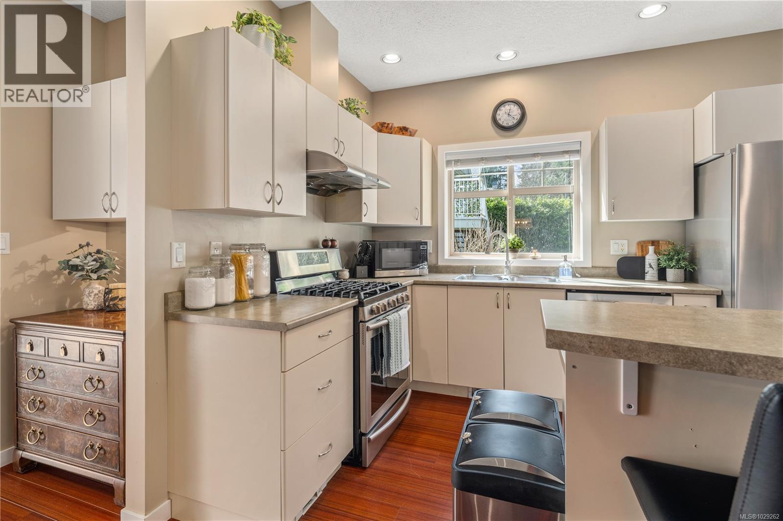 #102 2120 HARROW GATE - 7