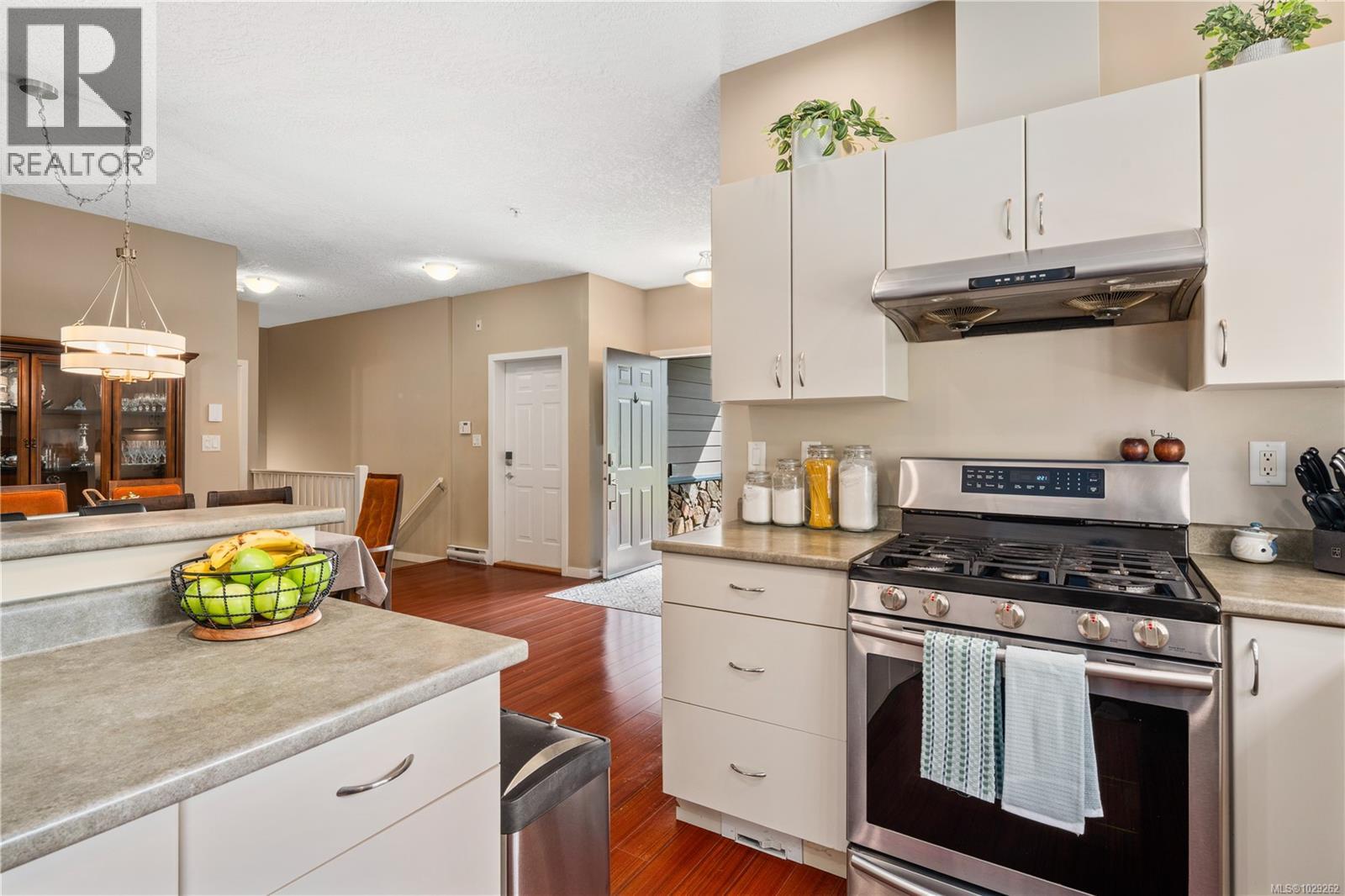 #102 2120 HARROW GATE - 9