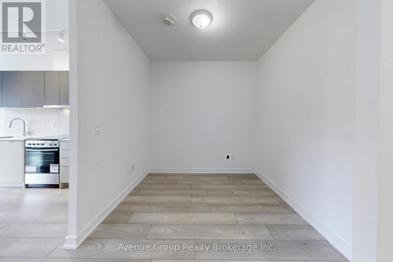 #631 8 TIPPETT ROAD - 17