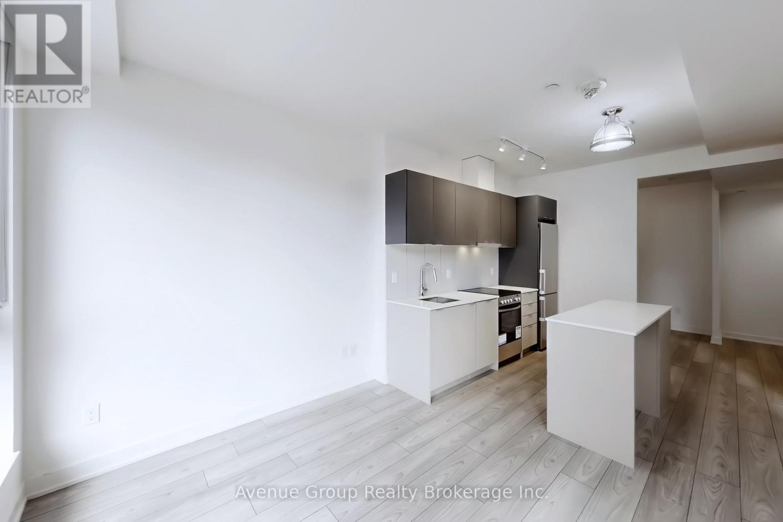 #631 8 TIPPETT ROAD - 21