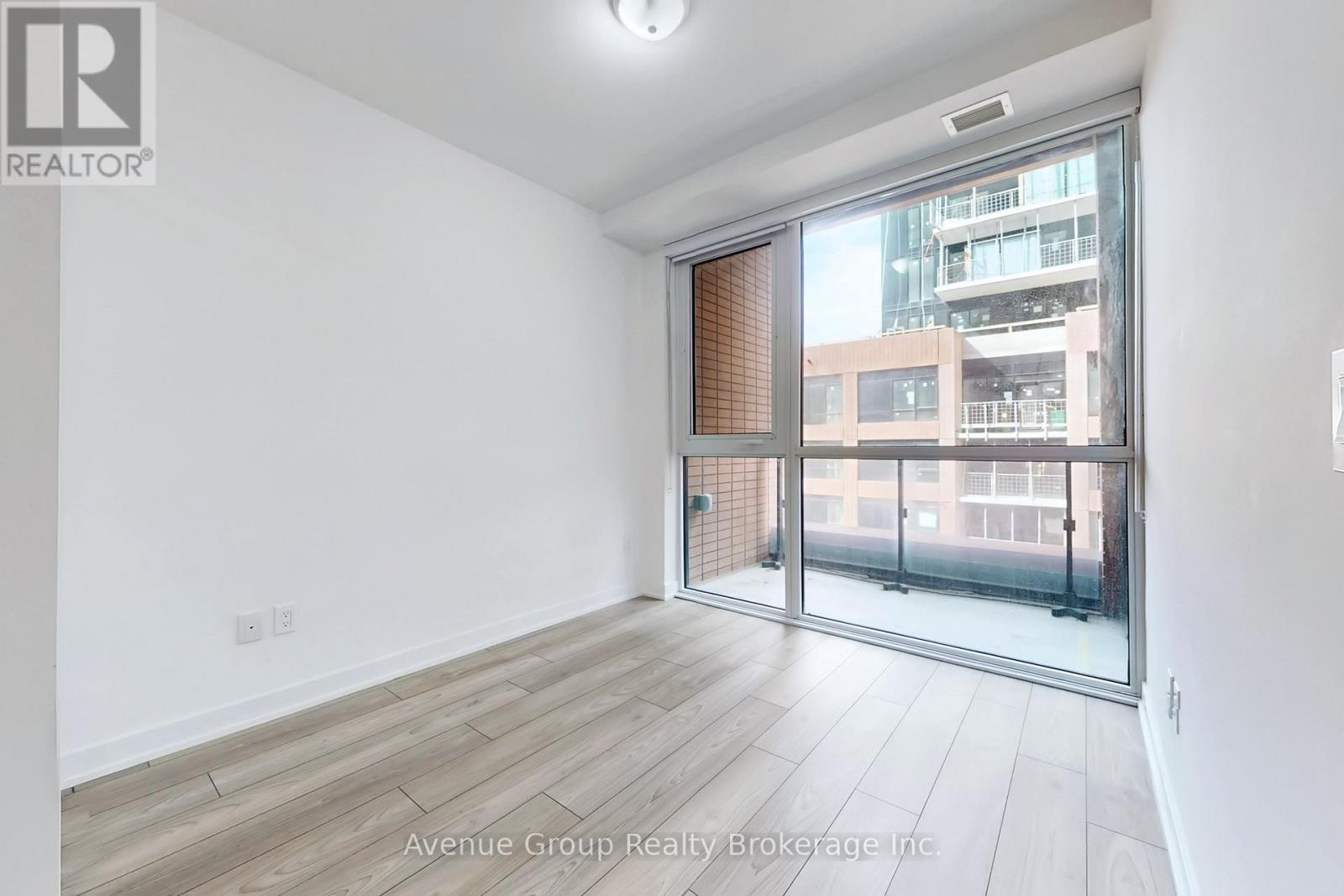 #631 8 TIPPETT ROAD - 27