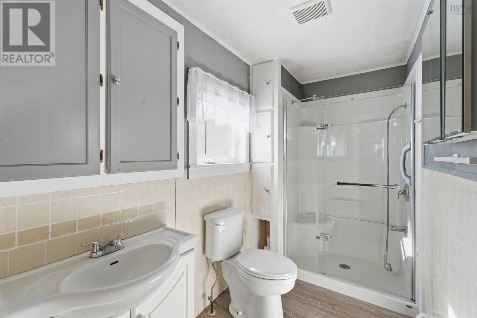 Property 7 of 46 of 272 Highway 201