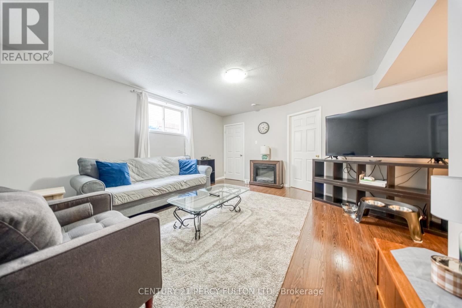 25 CROMPTON DRIVE - 19