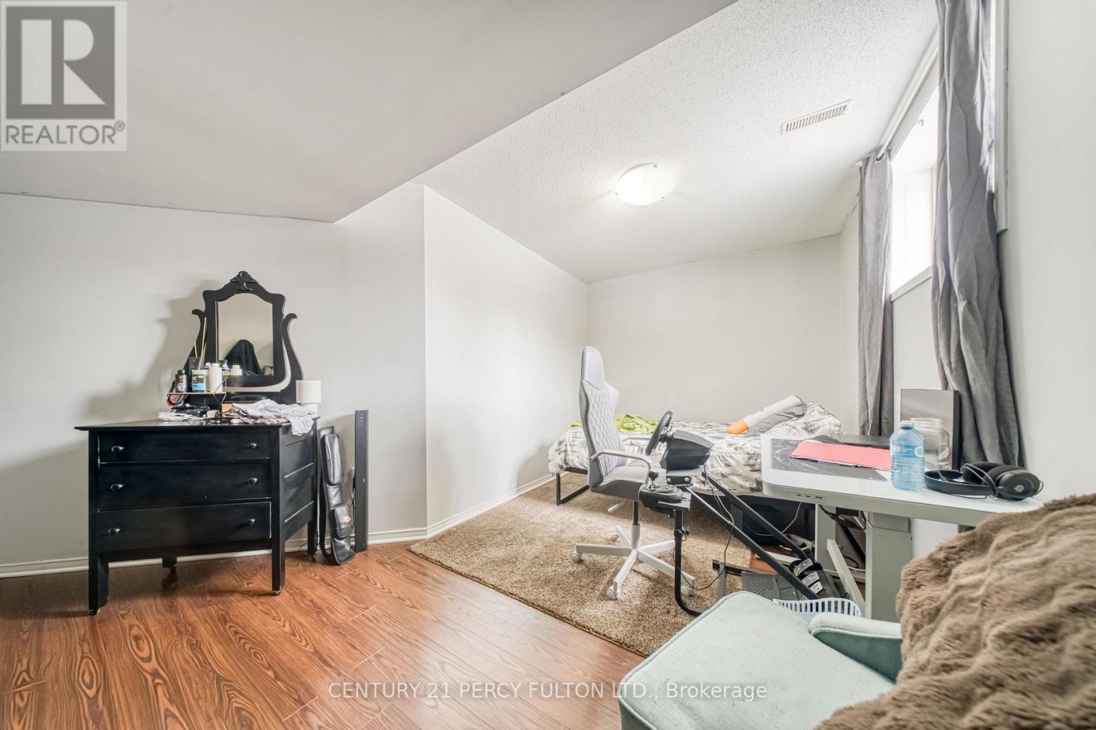 25 CROMPTON DRIVE - 25