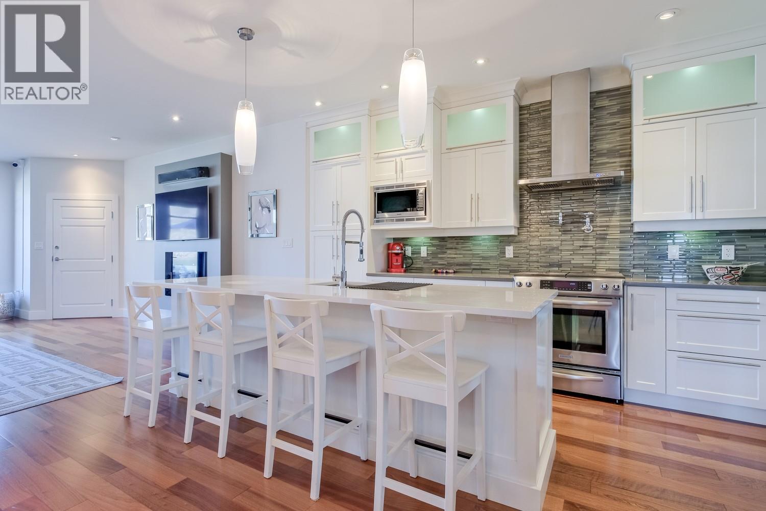 102 402 LAKESHORE Drive, Penticton