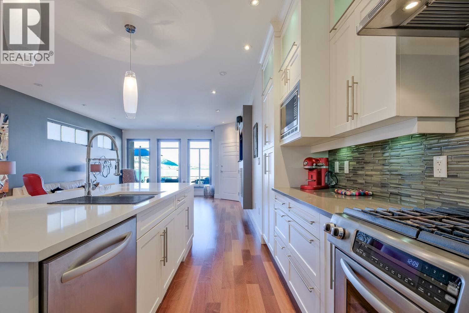 102 402 LAKESHORE Drive, Penticton