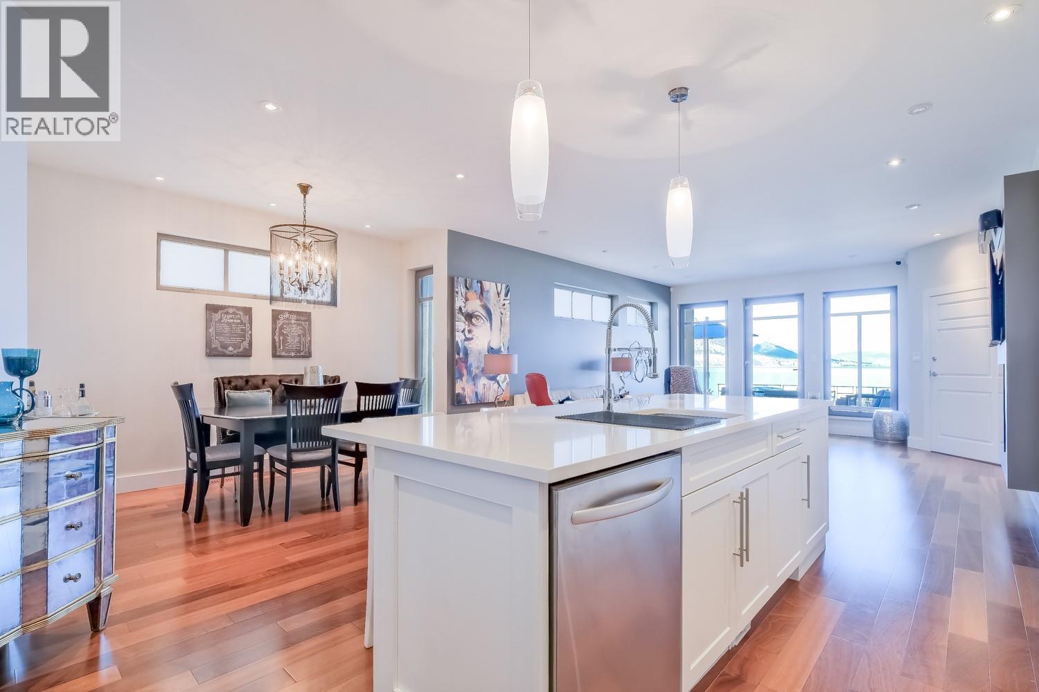 102 402 LAKESHORE Drive, Penticton