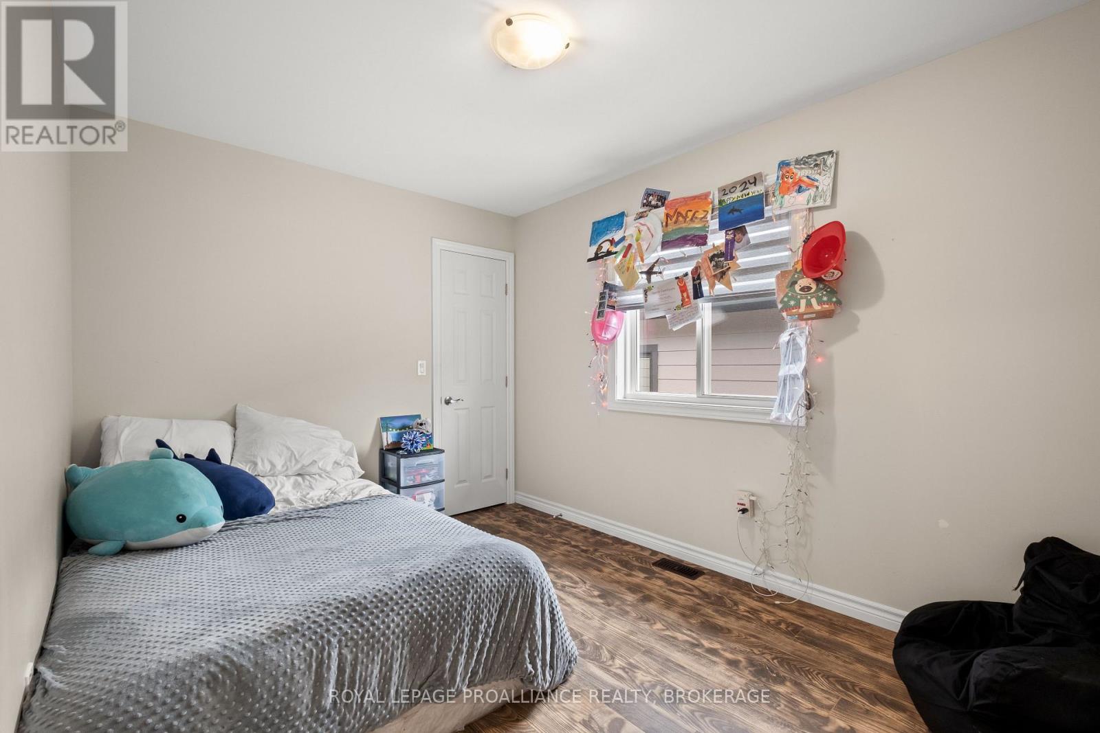 16 PARK CRESCENT - 22