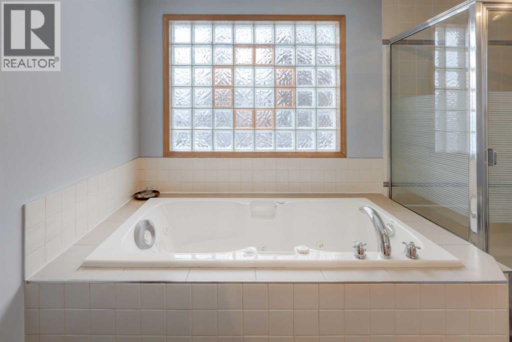 Single Family House Bungalow for Sale in  Hampshire Place NW Hamptons Calgary 