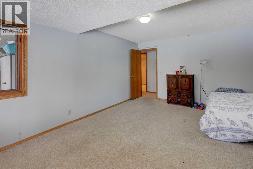 Single Family House Bungalow for Sale in  Hampshire Place NW Hamptons Calgary 