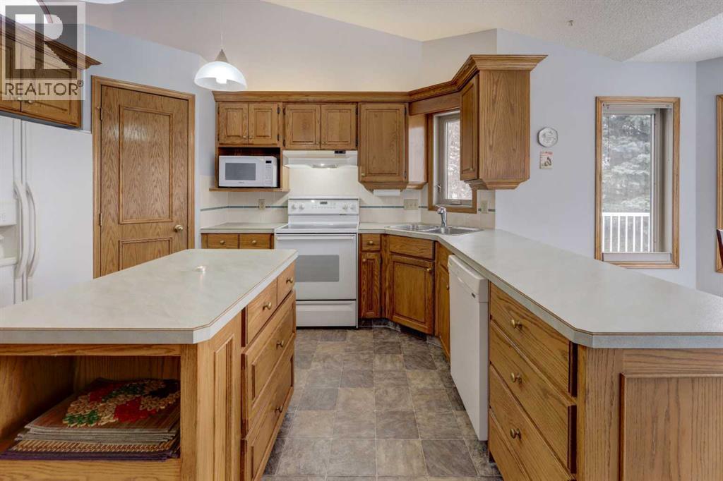 Single Family House Bungalow for Sale in  Hampshire Place NW Hamptons Calgary 