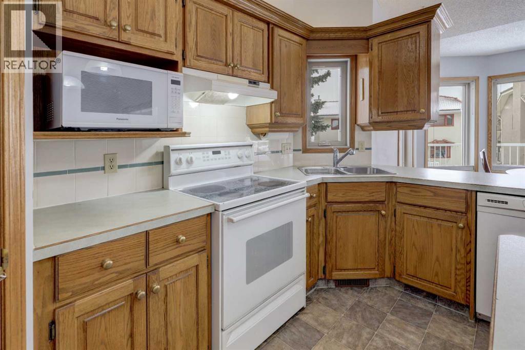 Single Family House Bungalow for Sale in  Hampshire Place NW Hamptons Calgary 